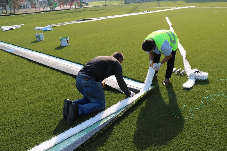 Kocaeli Gölcük’te Ulaşlı Futbol Sahası’nda zemin yenileme