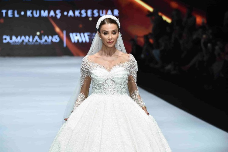 Özge Ulusoy’dan gelinlik şovu