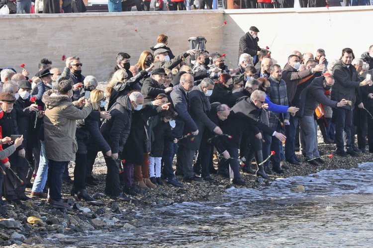 Bursa Mudanya’da mübadiller anısına denize karanfil bırakıldı