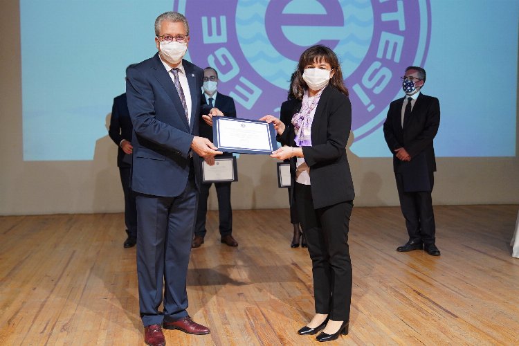 EÜ’lü Prof. Dr. Arzum Erdem’den uluslararası başarı