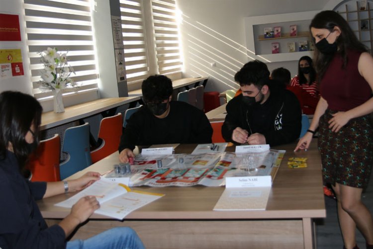 Bursa’da lise öğrencileri tasarrufu oyunla öğreniyor