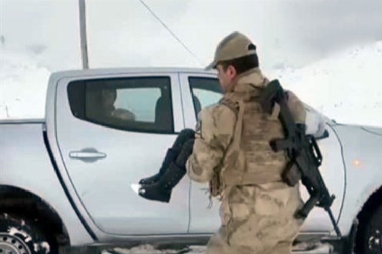 Bitlis’te Jandarma karda mahsur kalan 10 kişiyi kurtardı