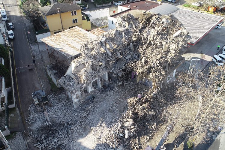 Kocaeli Gölcük’te hasarlı binalar yıkılıyor