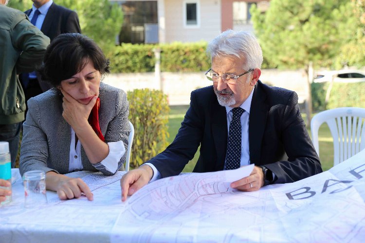 Bursa Nilüfer Belediye Başkanı Turgay Erdem Barış’ın yanında